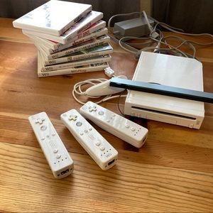 Nintendo Wii System Bundle with 8 Games 3 Controllers Just Dance & More